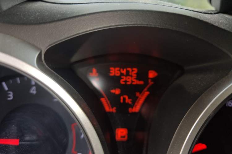 Used Infiniti ESQ 2014 1.6L Spontaneous Edition Odometer Close Up