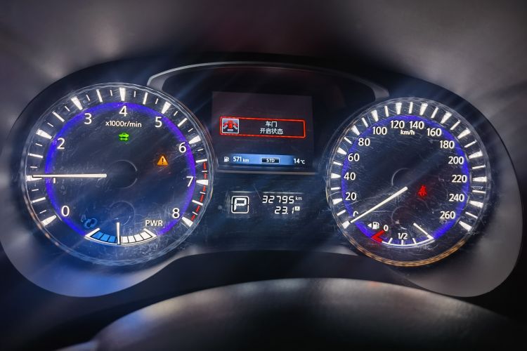 Used Infiniti QX60 2018 2.5 S/C Hybrid Four-Wheel-Drive Champion Family Edition Odometer Close Up