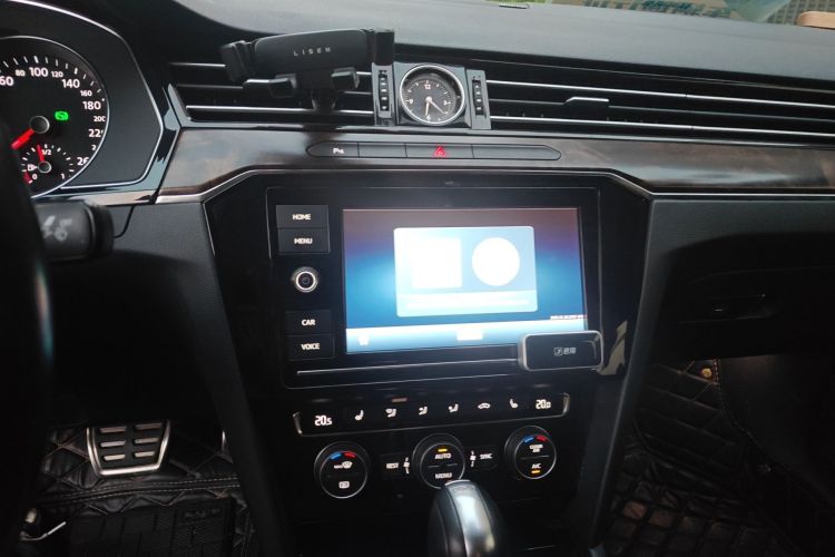 Used Volkswagen Magotan 2019 330TSI DSG Luxury Version China VI Standard Audio And AC Panel