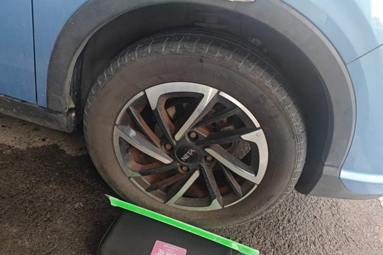 Used NETA V 2021 Long-Range Entertainment Edition Right Front Wheel Hub