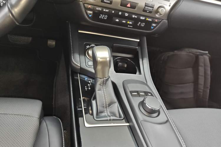 Used Lexus ES 2015 300h Comfort Edition
