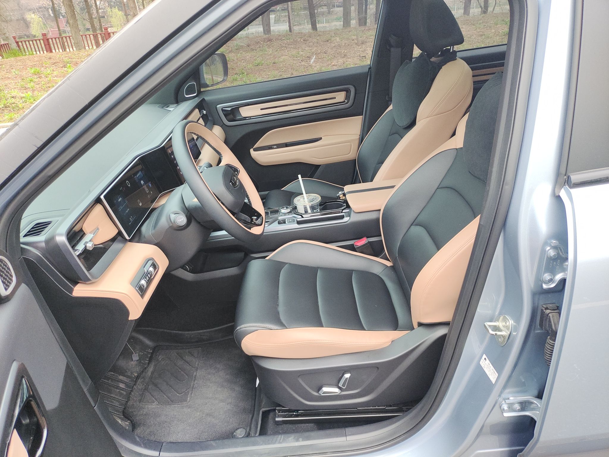 المقاعد الأمامية داخل السيارة