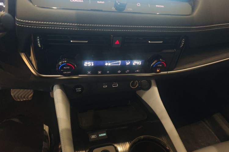 Used Nissan X-Trail 2023 e-POWER Ultra-Hybrid Dual-Motor All-Wheel-Drive Luxury Edition Audio And AC Panel