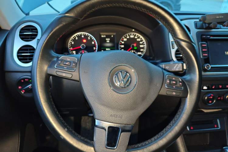 Used Volkswagen Tiguan 2015 1.8TSI Automatic Two-Wheel Drive Luxury Model Steering Wheel