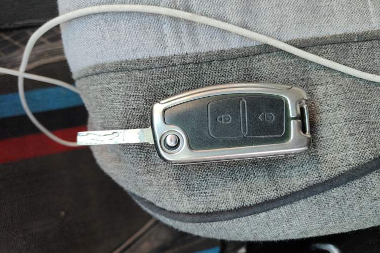 Used JMC Fushun 2023 2.0T Manual Short-Wheelbase Low-Roof Commercial Multi-Purpose Passenger Vehicle 6 Seats with Dual-Opening Tailgate Vehicle Key