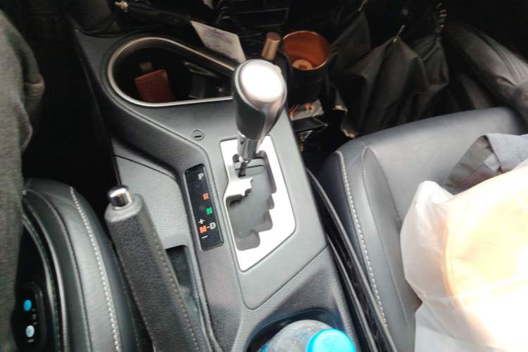 Used Toyota RAV4 2016 2.0L CVT Two-Wheel Drive Smart Edition China V Standard Gear Lever