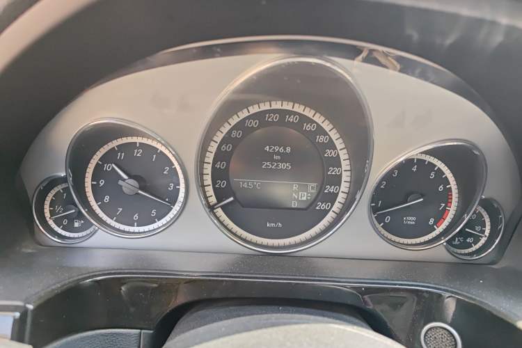 Used Mercedes-Benz E-Class 2009 E 300 Fashion Model Odometer Close Up