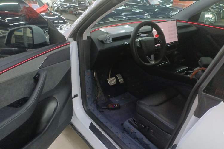 Used Tesla Model Y 2025 Long-Range All-Wheel-Drive Version
