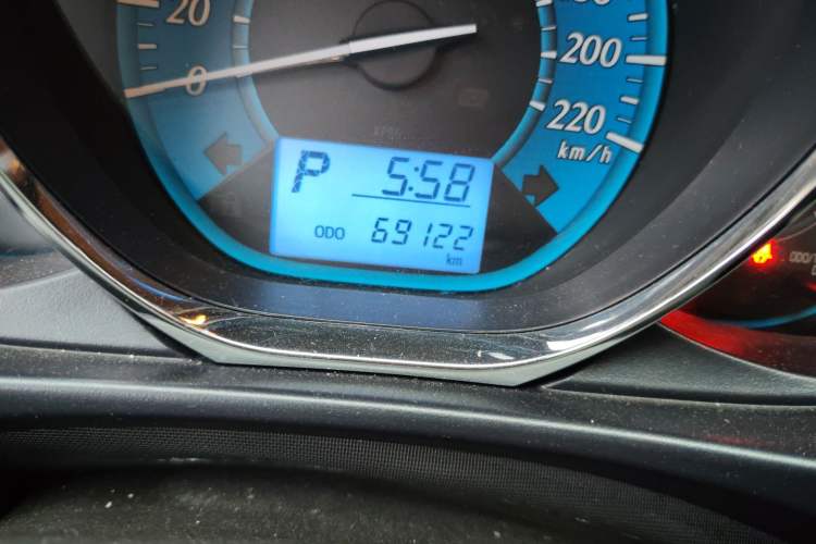 Used Toyota YARiS L Zhi Xuan 2015 1.5E Automatic Charm Edition Odometer Close Up