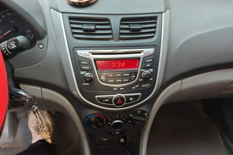 Used Hyundai Verna (older generation) 2010 Sedan 1.4L Manual Comfort GS Audio And AC Panel