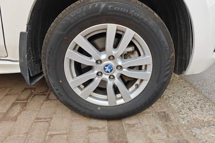 Used Venucia T70 2015 2.0L CVT Smart Choice Edition Right Front Wheel Hub