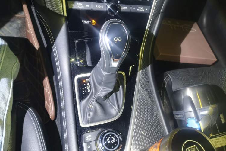 Used Infiniti Q50L 2018 2.0T Enjoyment Version China VI Standard Gear Lever