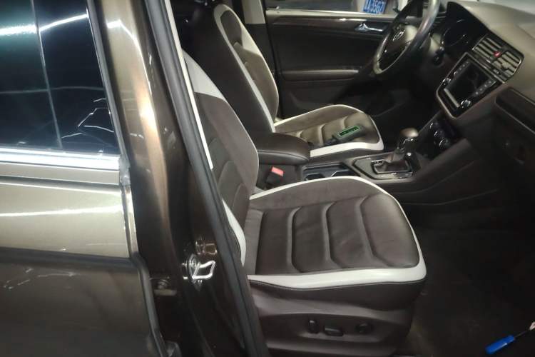 Used Volkswagen Tiguan L 2017 330TSI Automatic Two-Wheel Drive Luxury Edition Right Front Seat