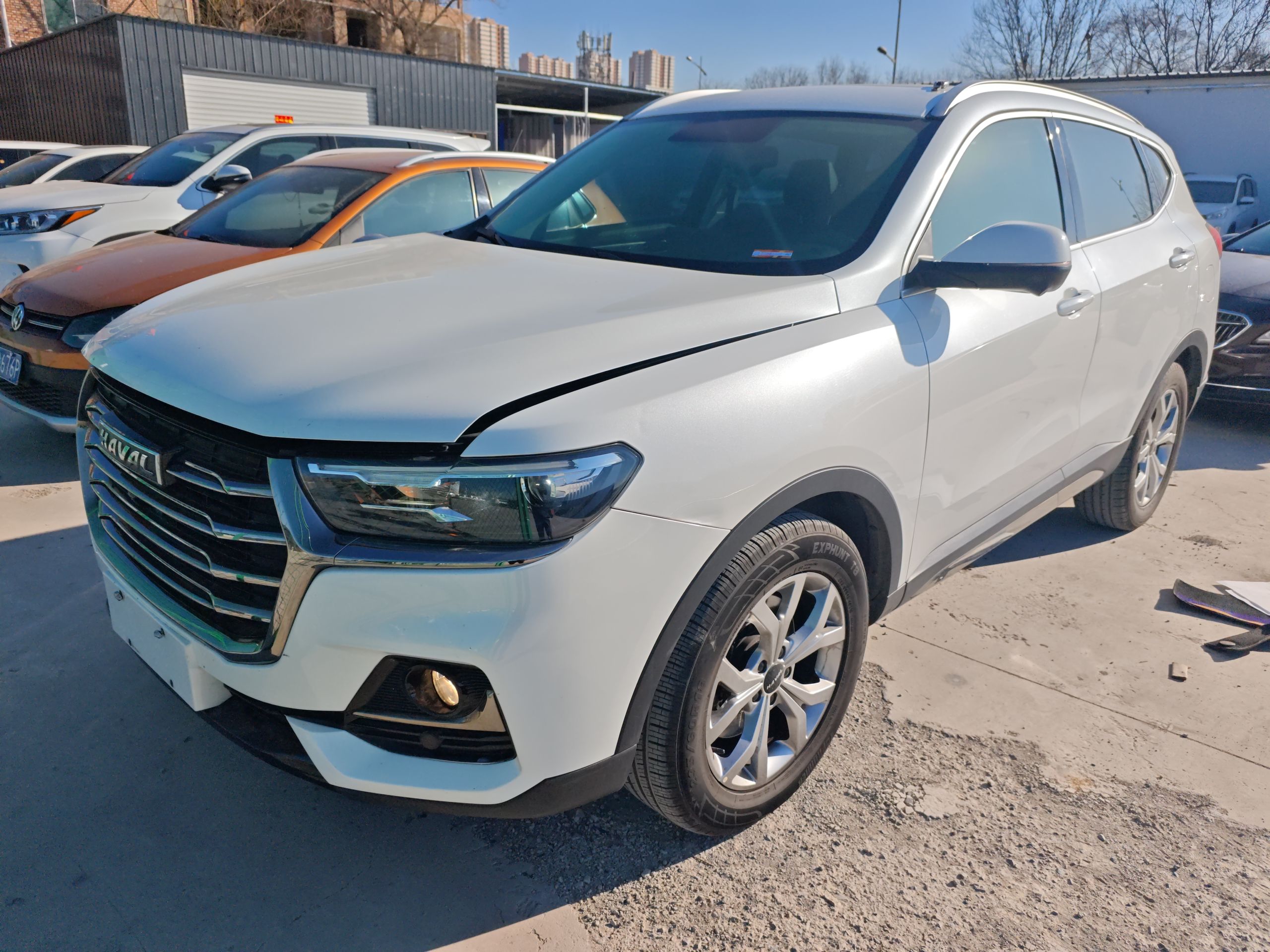 تحت مقدمة السيارة