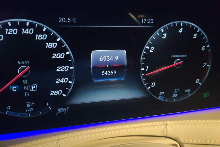 Used Mercedes-Benz S-Class 2019 S 450 L 4MATIC Odometer Close Up