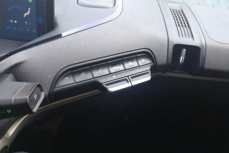 Used Baojun KiWi EV 2021 Artist Model Ternary Lithium Audio And AC Panel