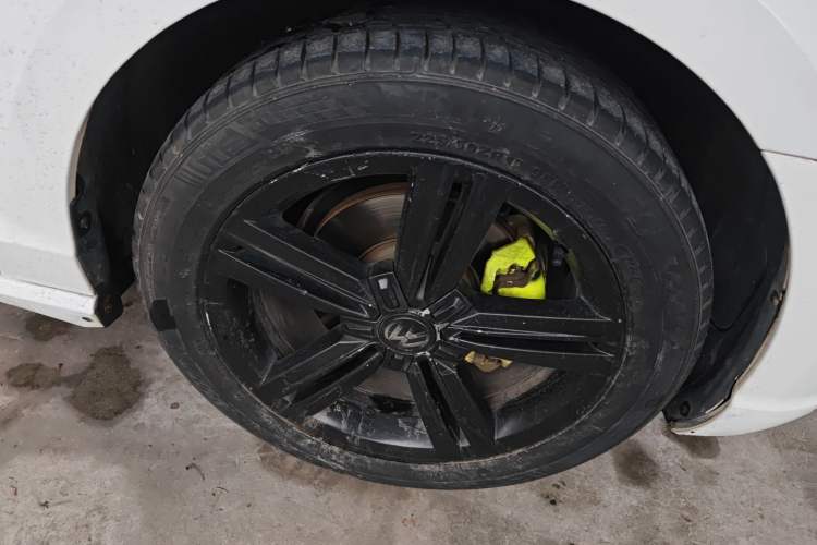 Used Volkswagen Lamando 2018 280TSI DSG Comfort Edition Right Front Wheel Hub