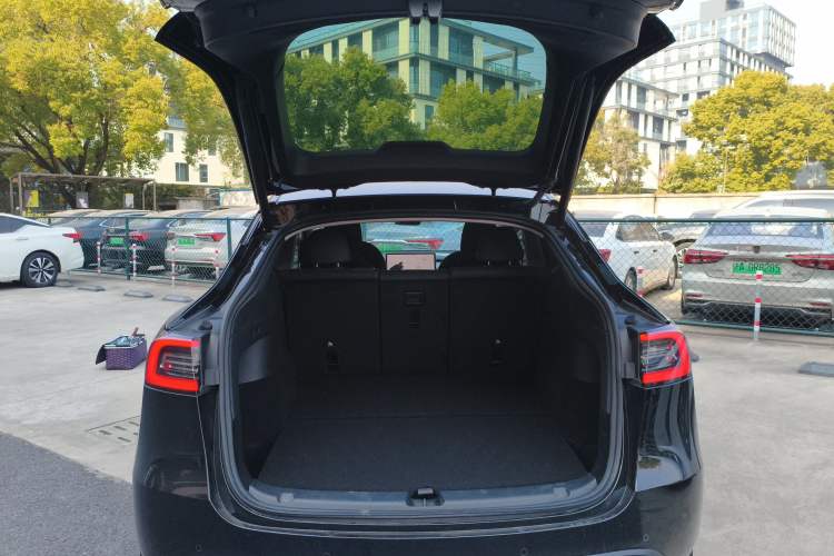 Used Tesla Model Y 2023 Long-Range All-Wheel-Drive Version