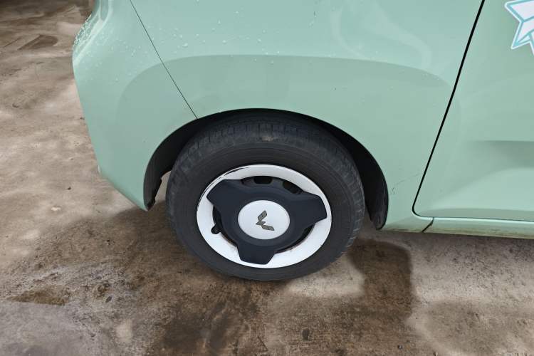 Used Wuling Hongguang MINIEV 2022 Macaron Fashion Model Lithium Iron Phosphate Left Front Wheel Hub