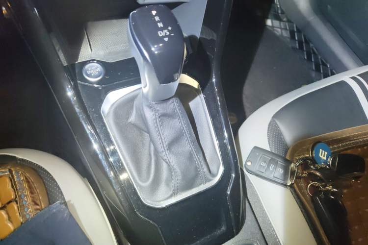 Used Volkswagen T-ROC 2024 300TSI DSG Two-Wheel-Drive Chen Guang Edition
