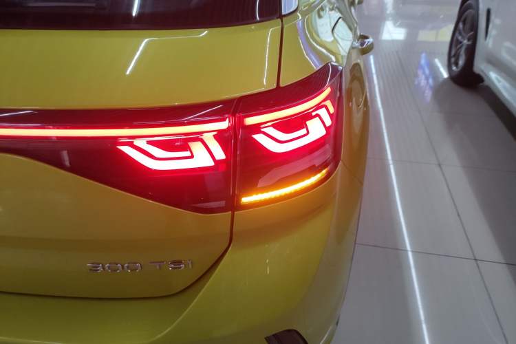 Used Volkswagen T-ROC 2023 300TSI DSG Two-Wheel Drive Starlight Edition Exterior 3