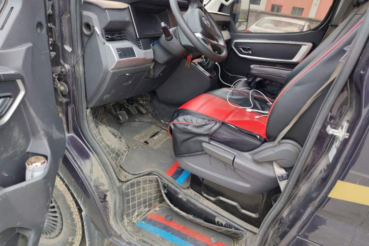 Used Dongfeng Yufeng 2023 V9+ 2.0T Manual Front-Drive Multi-Function Short-Chassis Mid-Height 5/6-Seater Driver Seat