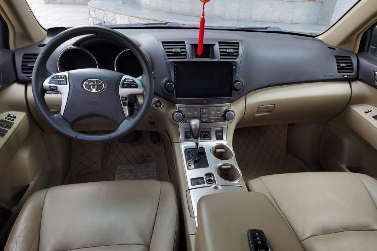 Used Toyota Highlander 2012 2.7L Two-Wheel Drive 7-Seater Luxury Edition Center Console