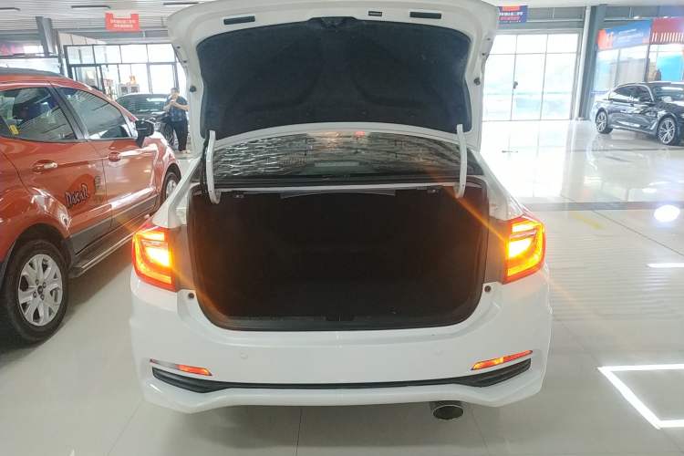 Used Honda Crider 2015 1.8L automatic luxury edition Trunk