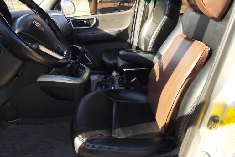 Used Jinbei Hiace King 2021 2.0L City Transport King Series Express Model Standard Top 6-Seater 1TZS
