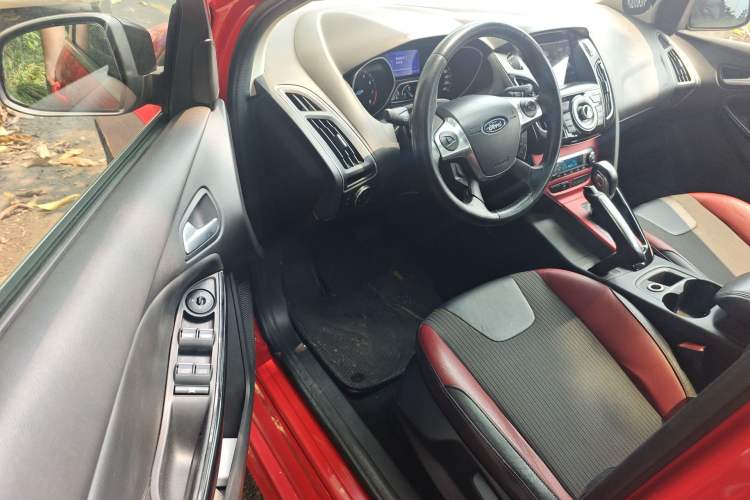 Used Ford Focus 2012 Hatchback 2.0L Automatic Luxury Sport Model Driver Seat