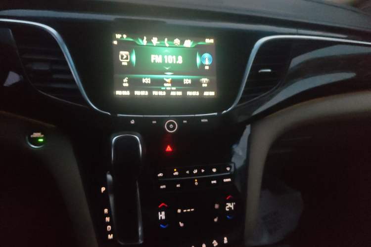 Used Buick GL8 2017 ES 28T Luxury Model China V Standard Audio And AC Panel