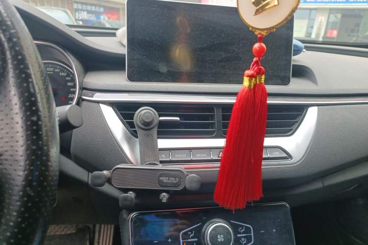 Used Hongqi H5 2022 Classic Model 1.5T DCT Flagship Edition Audio And AC Panel