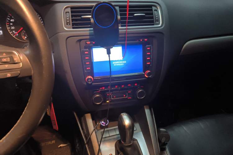 Used Volkswagen Sagitar 2014 Revised Version 1.4TSI Automatic Luxury Edition Audio And AC Panel