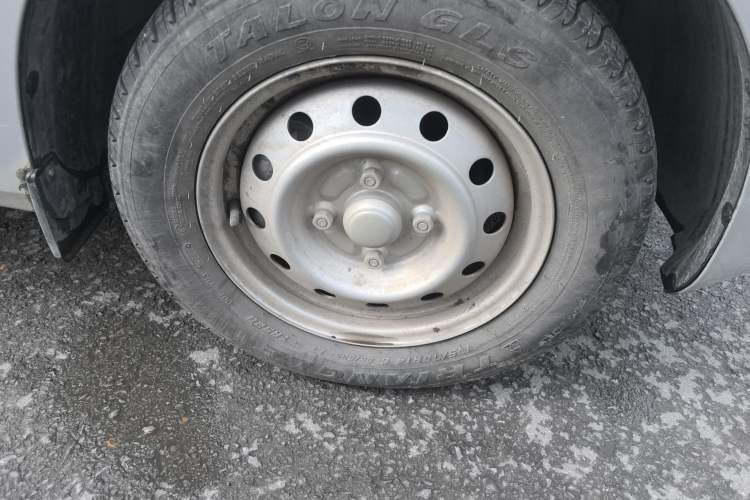 Used Wuling Hongguang V 2022 1.5L Jingqu Edition Enclosed-Window Vehicle with Hydraulic Power Steering LAR Right Front Wheel Hub