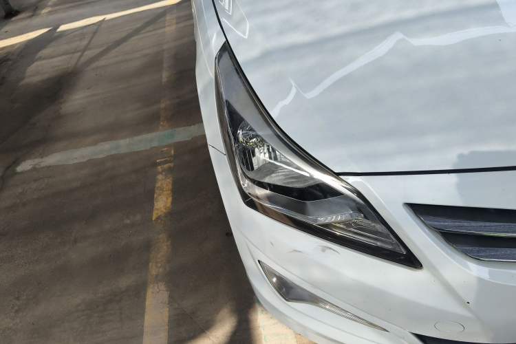 Used Hyundai Verna (older generation) 2014 1.4L Manual Smart GLS Trim Right Front Headlight