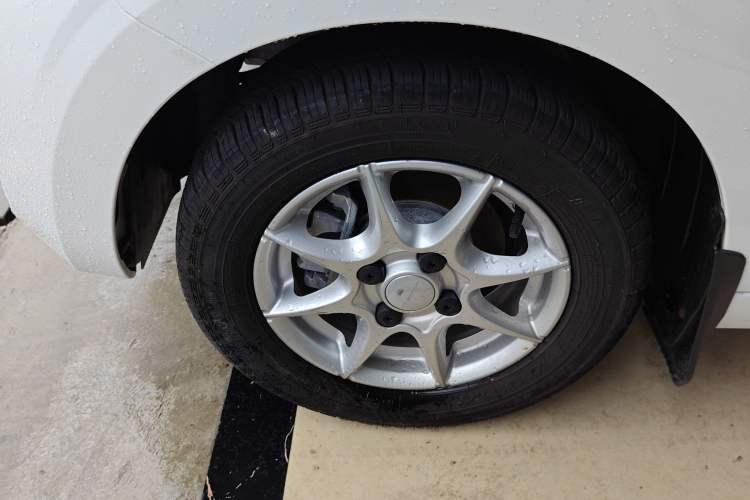 Used Roewe Clever 2022 311km QiQi BoBo Edition Left Front Wheel Hub