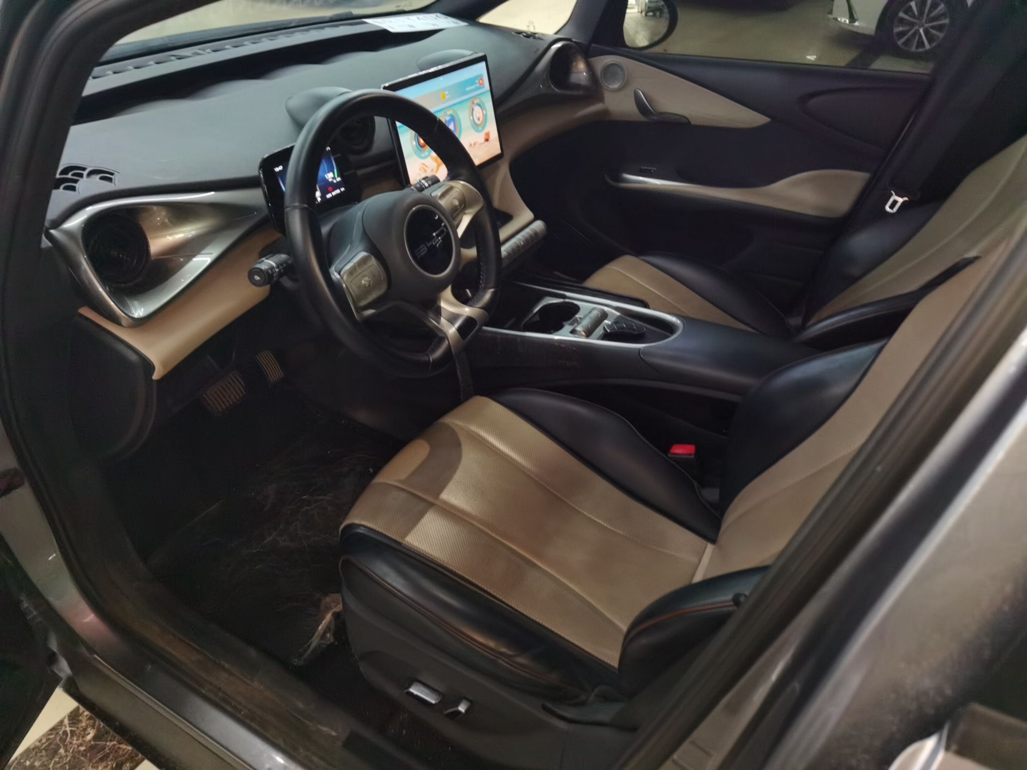 Переднее сиденье в автомобиле