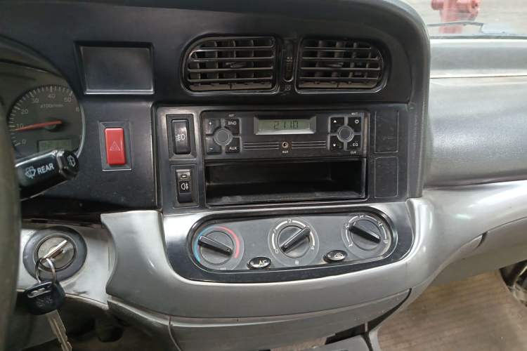 Used Jinbei Hiace 2011 2.0L 5th Generation Kuaiyunwang Standard Version 4G19 Audio And AC Panel