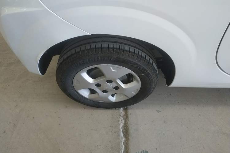 Used Roewe Clever 2021 302 km New Four-Seater Super-Efficient Version Right Rear Wheel Hub