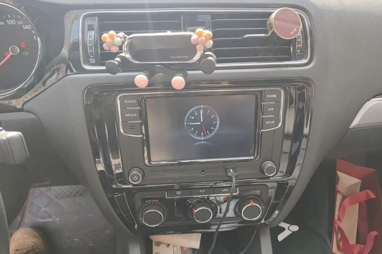 Used Volkswagen Sagitar 2018 1.6L Automatic Comfort Model Audio And AC Panel