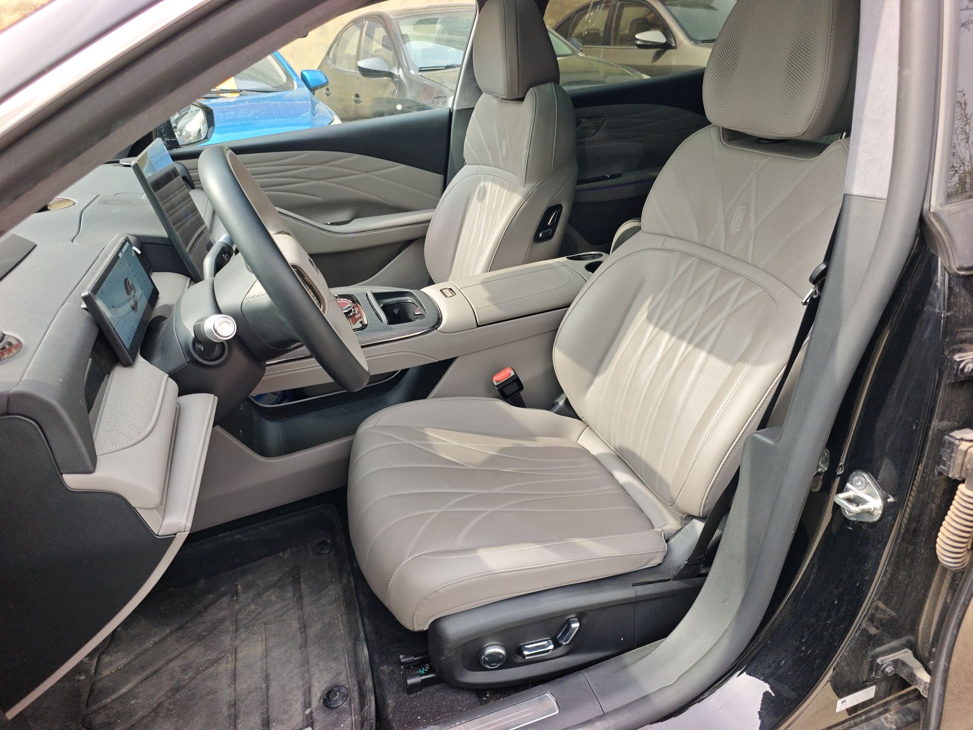 المقاعد الأمامية داخل السيارة