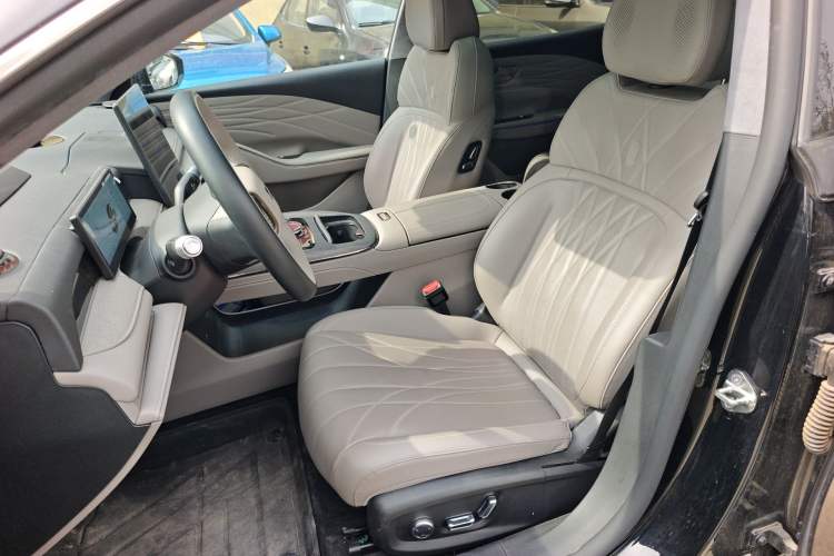 Used Geely Galaxy 8 2025 130km EM-P Starship Edition
