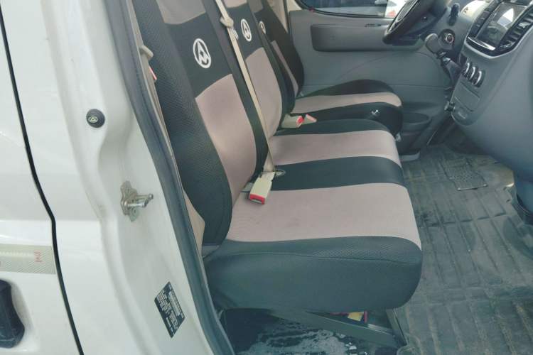 Used SAIC MAXUS Xintu V80 2023 2.0T Manual Classic City Delivery King Short Wheelbase Ultra-Low Roof 3-Seater
