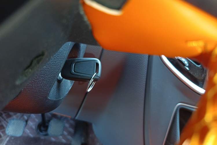 Used SAIC MAXUS Xintu V80 2023 2.0T Manual Classic Aoyuntong Short Wheelbase Mid-Roof 7/8/9-Seater
