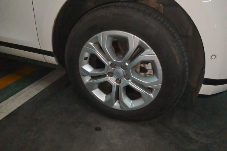 Used Land Rover Range Evoque 2020 249 PS Youth Edition Right Front Wheel Hub