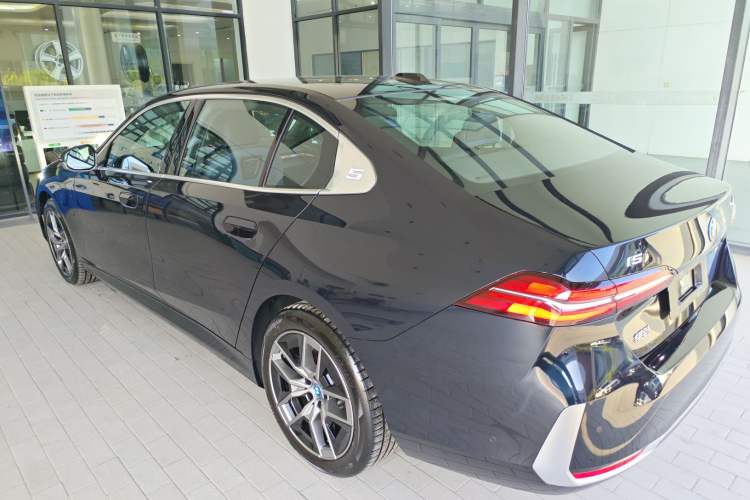 Used BMW i5 2024 eDrive 35L Prestige Luxury Package Rear Left 45 Deg