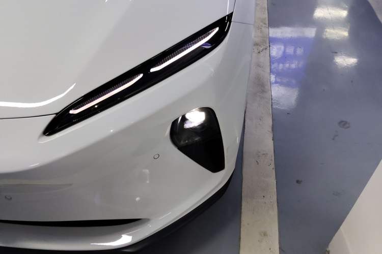 Used Nio ET5 2024 75 kWh Left Front Headlight