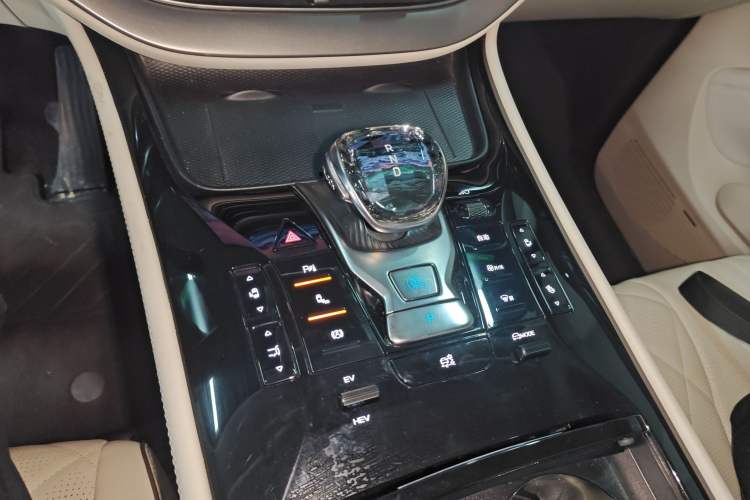 Used Denza D9 2024 DM-i 1050 Luxury Model