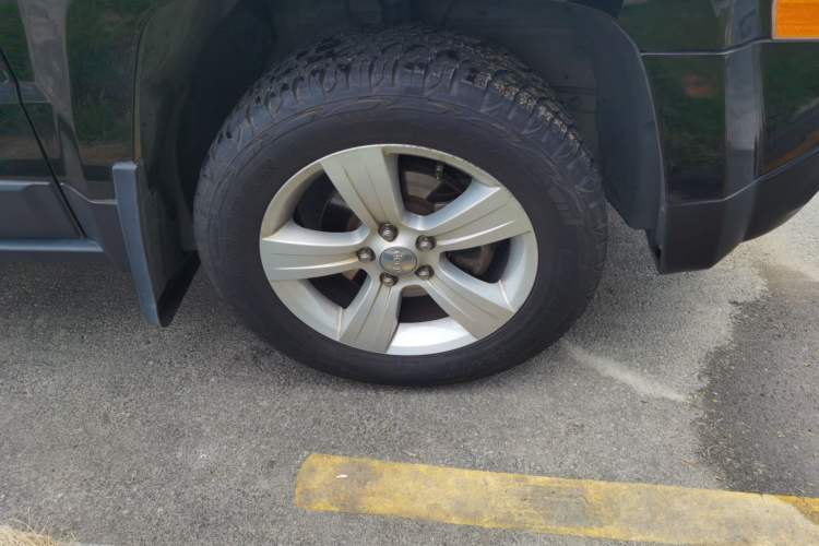 Used Jeep Patriot 2014 2.4L Luxury Navigation Edition Right Front Wheel Hub