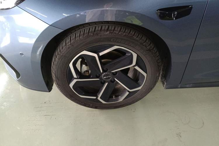 Used BYD Seal 06 New Energy 2025 DM-i Intelligent Drive 120KM Flagship Model Left Front Wheel Hub